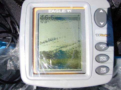 魚探。底にワカサギの魚群が写ってます。斜めの線は水泡です。
