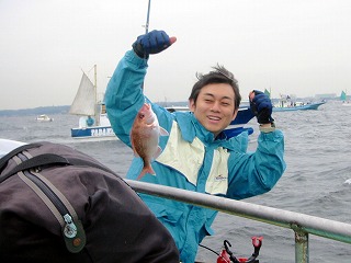 真鯛をゲットして喜ぶ雨男の岡ちゃん